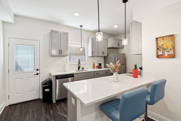 Een koelkast, een microgolfoven, een oven, een kookplaat