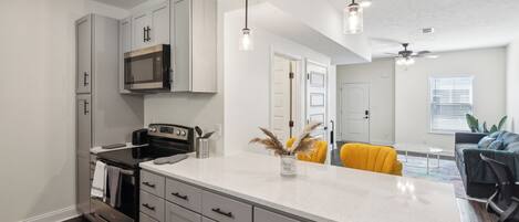 Refrigerador, microondas, horno y parrilla de estufa