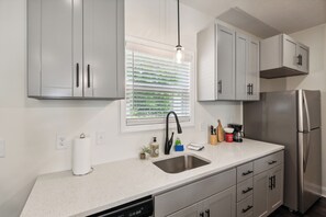 Kylskåp, mikrovågsugn, ugn och spishäll