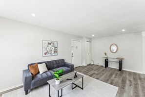 Smart TV, offices - Pine Brook 111i I State of the art 1.5 Bd Apt (Newark)