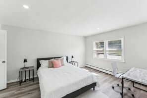 2 soverom, skrivebord, strykejern/-brett og reiseseng for barn