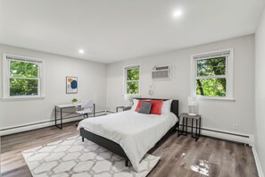 2 quartos, escrivaninha, ferros/tábuas de passar roupa, berço de viagem