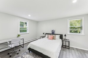 2 dormitorios, escritorio, tabla de planchar con plancha y cuna de viaje