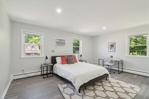 2 soverom, skrivebord, strykejern/-brett og reiseseng for barn