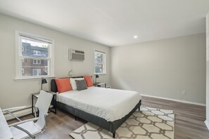 2 habitaciones, escritorio y tabla de planchar con plancha 