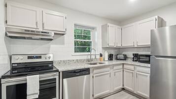 Coffee/tea maker, fridge, oven, stovetop
