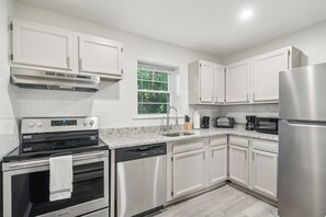 Kjøleskap, ovn, kokeplater og oppvaskmaskin