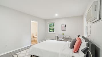 2 bedrooms, desk, iron/ironing board, travel crib