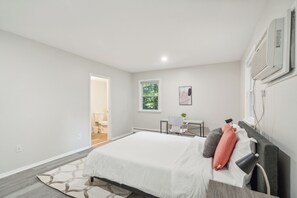 2 soverom, skrivebord, strykejern/-brett og reiseseng for barn