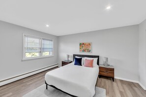 1 soverom, skrivebord, strykejern/-brett og reiseseng for barn