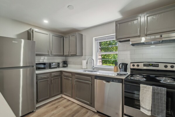 Fridge, oven, stovetop, dishwasher