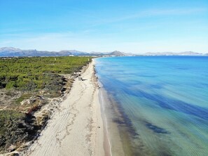 Solstolar och strandhanddukar