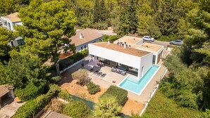 A modern villa with a swimming pool, surrounded by dense forest and a view of the sea. - V. Ca Na Rosa With Private Pool (Mal Pas - Bon Aire)