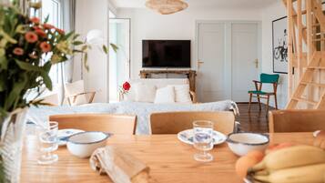 4 bedrooms, desk, iron/ironing board, travel crib