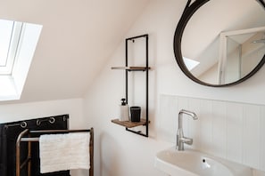 Haartrockner, Handtücher, Toilettenpapier
