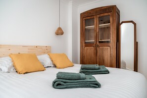 4 bedrooms, desk, iron/ironing board, travel crib