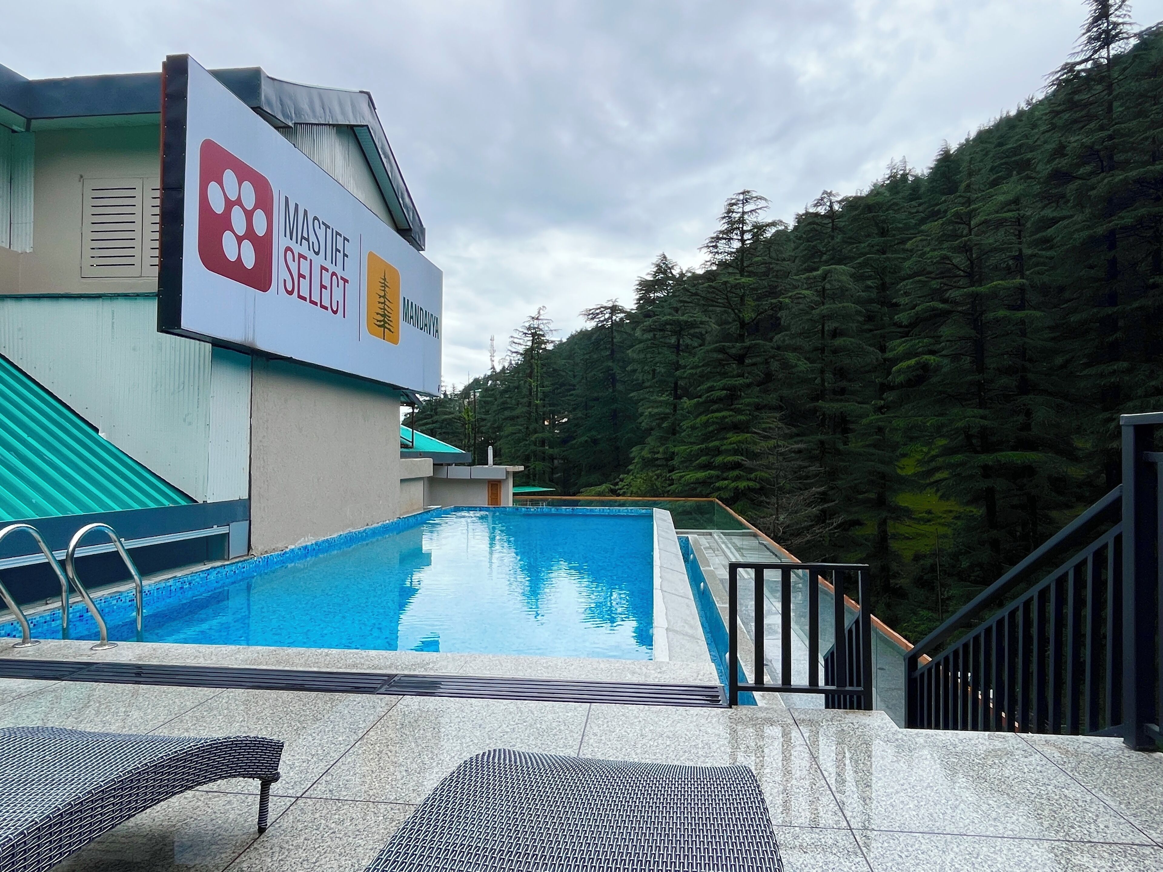 Une piscine avec une pancarte indiquant « Mastiff Select Mandavya ».