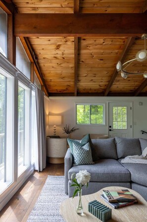 Smart TV, chimenea y oficina 