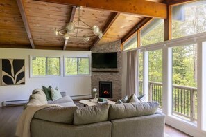 Smart TV, chimenea y oficina 