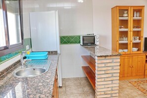 Cafeteira/chaleira, geladeira, micro-ondas, cooktop