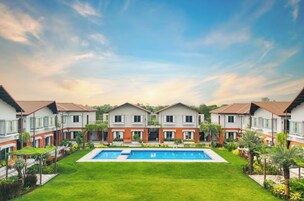 A row of two-story houses with a swimming pool in the center.