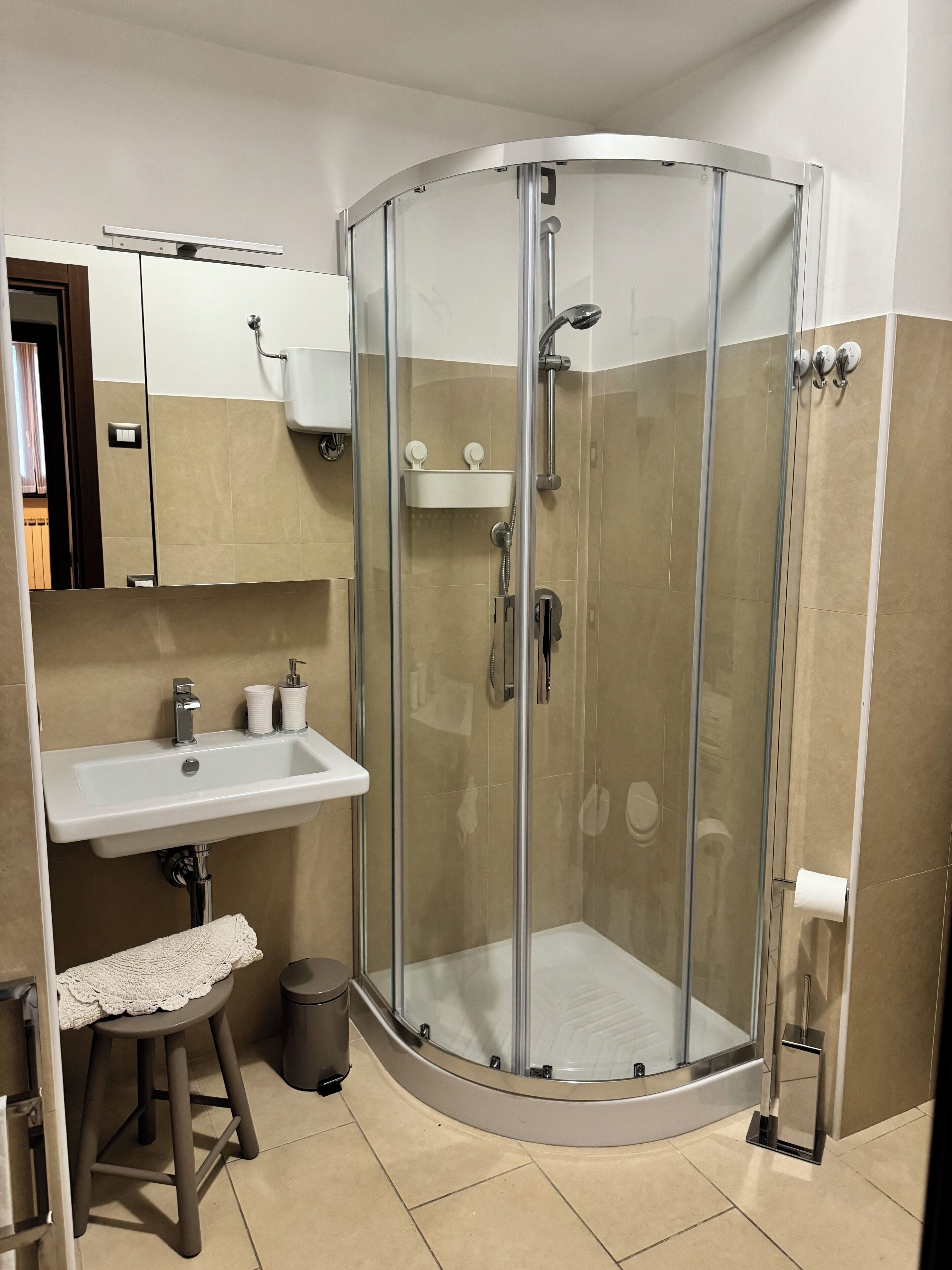 Haartrockner, Bidet, Handtücher, Seife