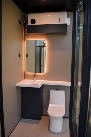 Suihku, pyyhkeet, saippua, vessapaperi