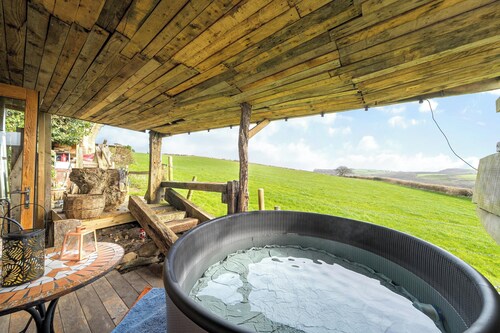 Cosy Rustic Cabin With hot tub and Country Views