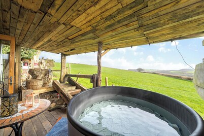 Cosy Rustic Cabin With hot tub and Country Views