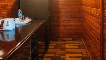 Deluxe Cabin, River View | 1 bedroom, Egyptian cotton sheets, premium bedding, free WiFi