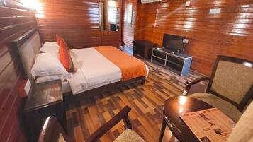 Deluxe Cabin, River View | Egyptian cotton sheets, premium bedding, WiFi (free), bed sheets