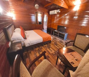 Deluxe Cabin, River View | Egyptian cotton sheets, premium bedding, free WiFi, bed sheets - RiverRoost Resorts (Mangaluru)