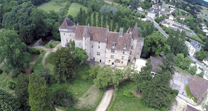 Château-l'Evêque in Périgord- 3 suites and room to rent separately for events