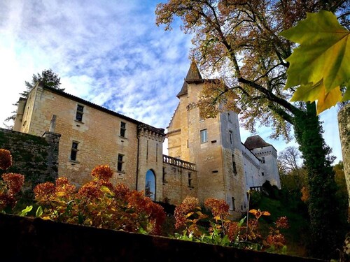 Château-l'Evêque in Périgord- 3 suites and room to rent separately for events