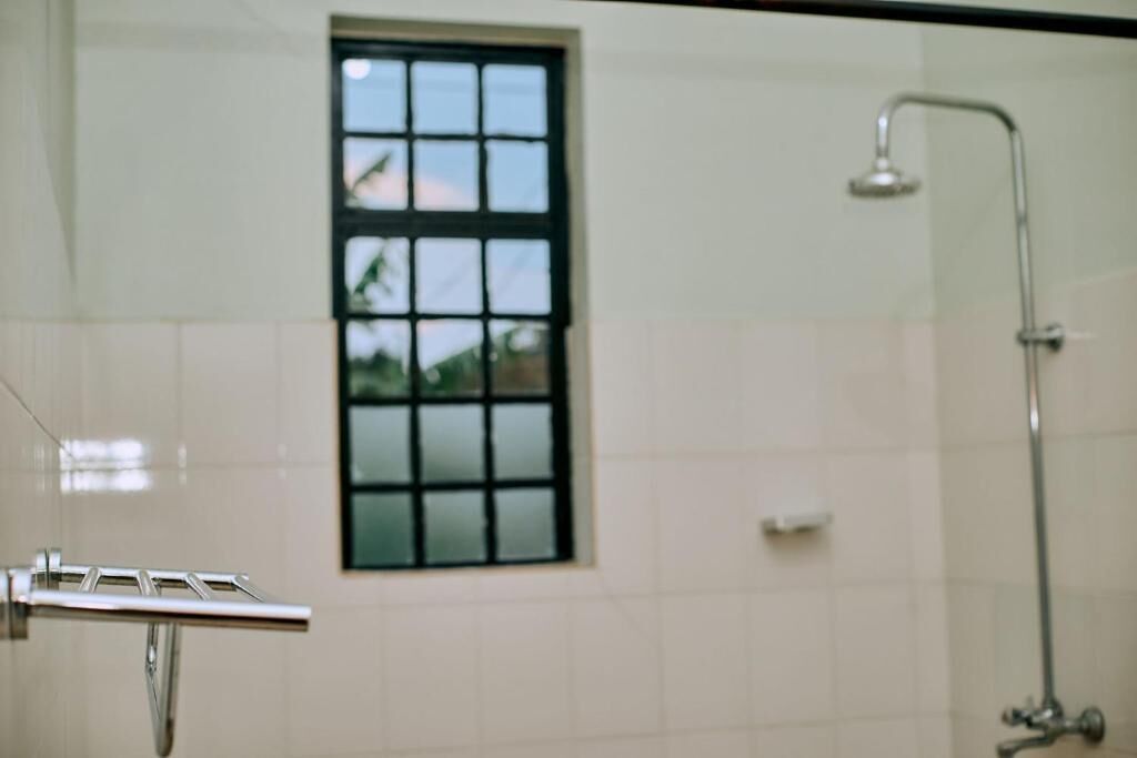 Sèche-cheveux, serviettes fournies, savon, papier toilette