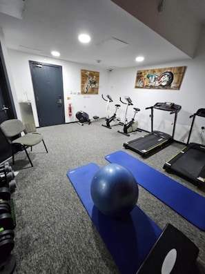 A gym with exercise equipment including treadmills, stationary bikes, and free weights. - 1 Bed Flat - Sleeps 2 - Parking - Balcony - Wifi (Nottingham)