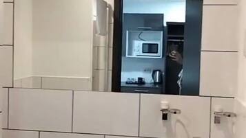 Departamento | Baño | Regadera, secadora de cabello, toallas