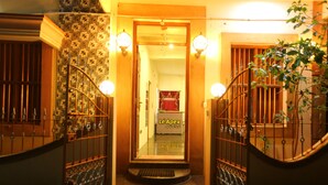 A hotel entrance with a staircase, a metal gate, and a sign reading "Le Apex". - Le Apex (Vanur)