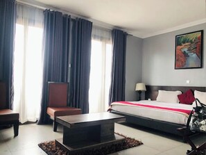 Desk, laptop workspace, free WiFi - Green Luxury Resort  (Abeokuta)