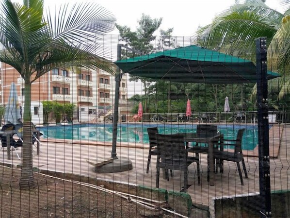 Swim-up bar