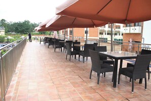 Swim-up bar