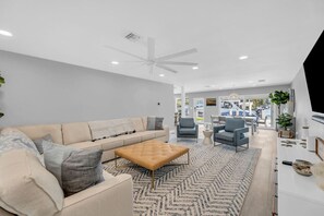 Smart TV - The Intra Coastal Royale (Pompano Beach)