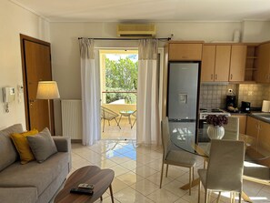 Comfort appartement, uitzicht op de stad | Woonruimte | Een 32-inch flatscreentelevisie met digitale zenders