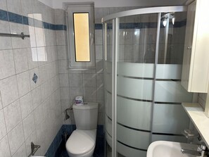 Comfort Apartment, City View | Bathroom | Slippers - Mesogaia Home (Markopoulo Mesogaias)