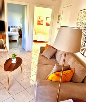 Comfort appartement, uitzicht op de stad | Woonruimte | Een 32-inch flatscreentelevisie met digitale zenders