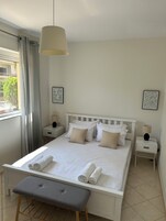 2 habitaciones, cortinas blackout y sistema de insonorización 