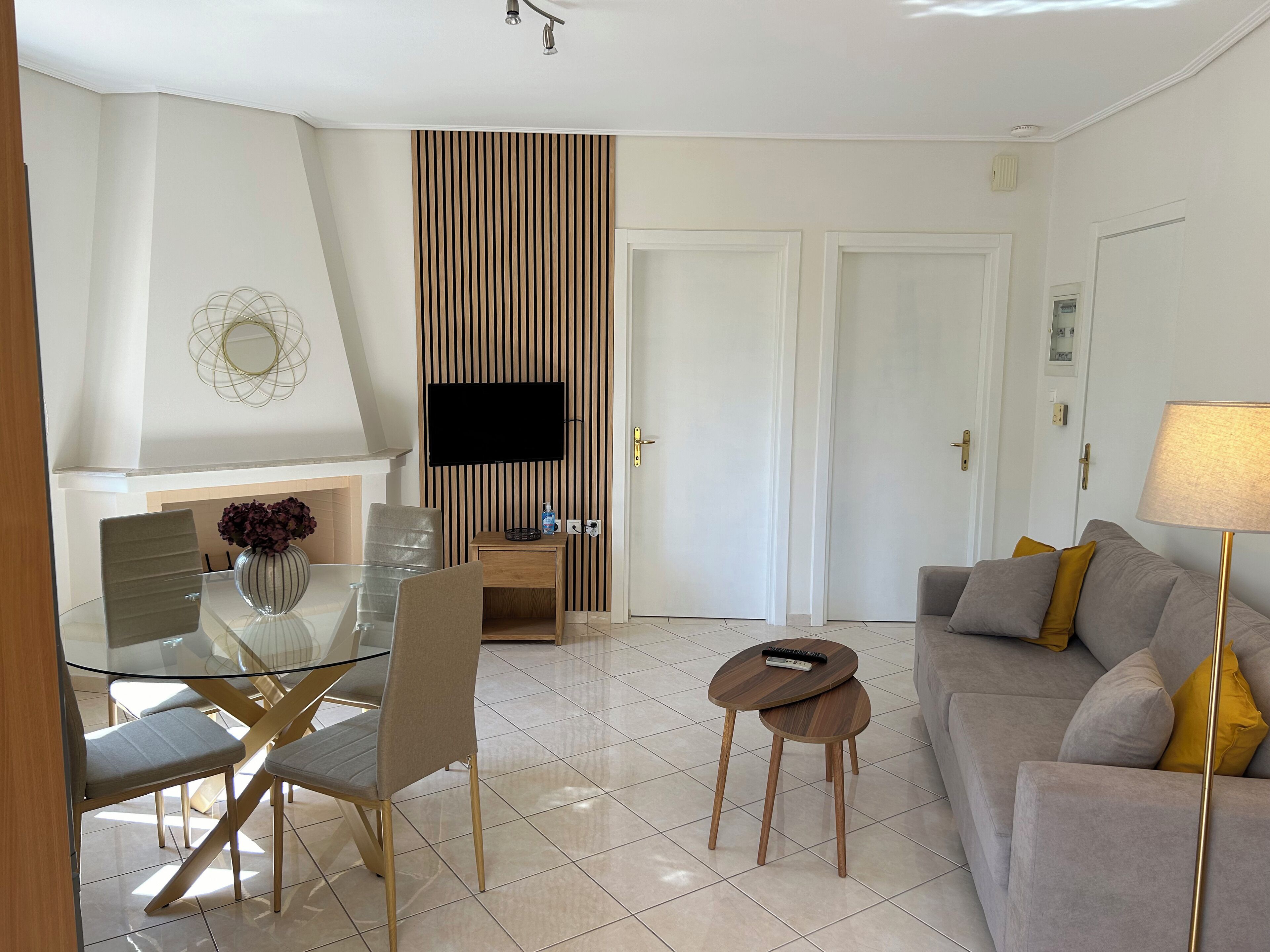 Comfort appartement, uitzicht op stad | Woonruimte | Een 32-inch flatscreentelevisie met digitale zenders
