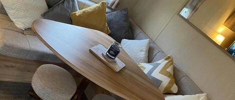 木屋 | 起居区 | 电视、壁炉