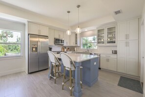 Fridge, oven, stovetop, dishwasher