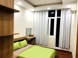 Comfort kamer, uitzicht op de stad | Een kluis op de kamer, een strijkplank/strijkijzer, gratis wifi